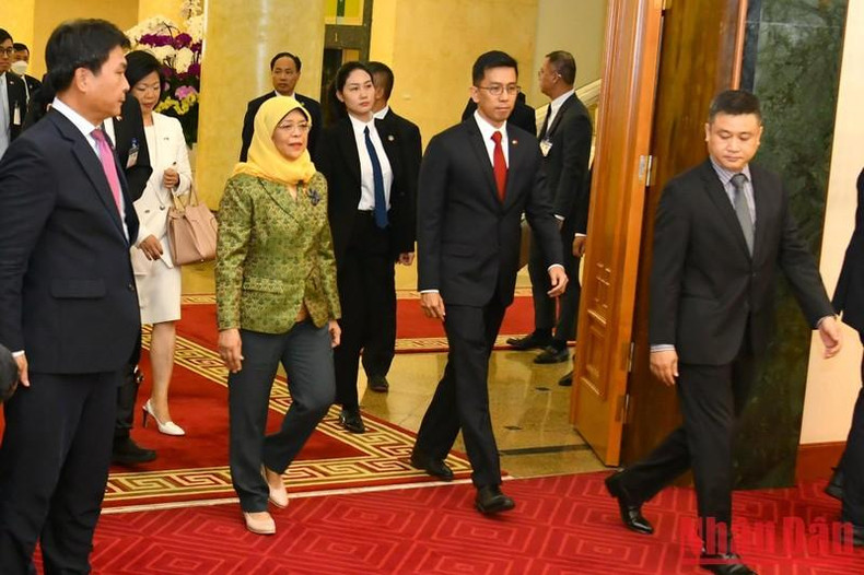 新加坡总统哈莉玛·雅各布和新加坡高级代表团抵达越共中央总部。