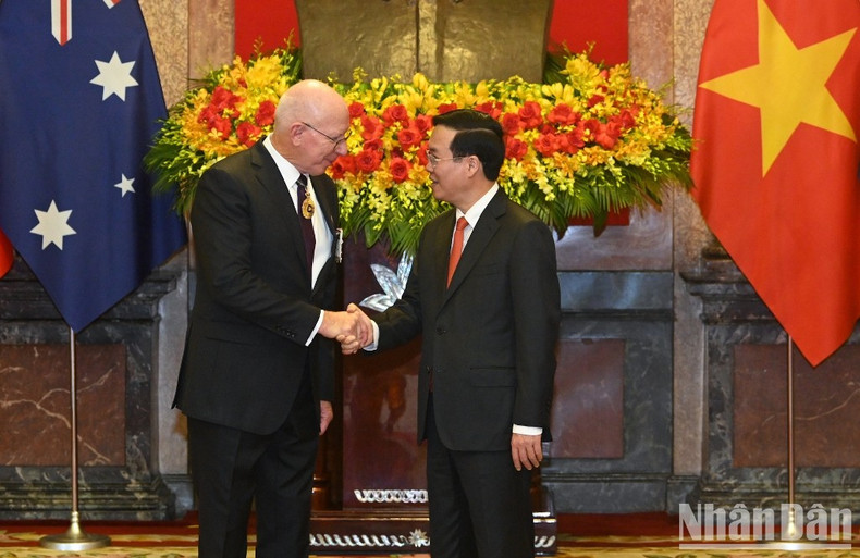 越南国家主席武文赏与澳大利亚总督戴维·赫尔利握手。 越南国家主席武文赏与澳大利亚总督戴维·赫尔利握手。