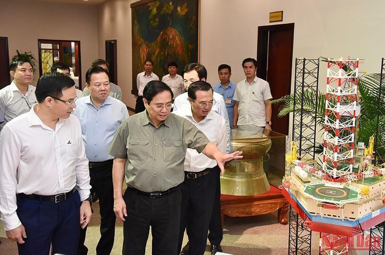 范明正总理与各位代表参观越南钻机模型。(陈海 摄) 范明正总理与各位代表参观越南钻机模型。(陈海 摄)