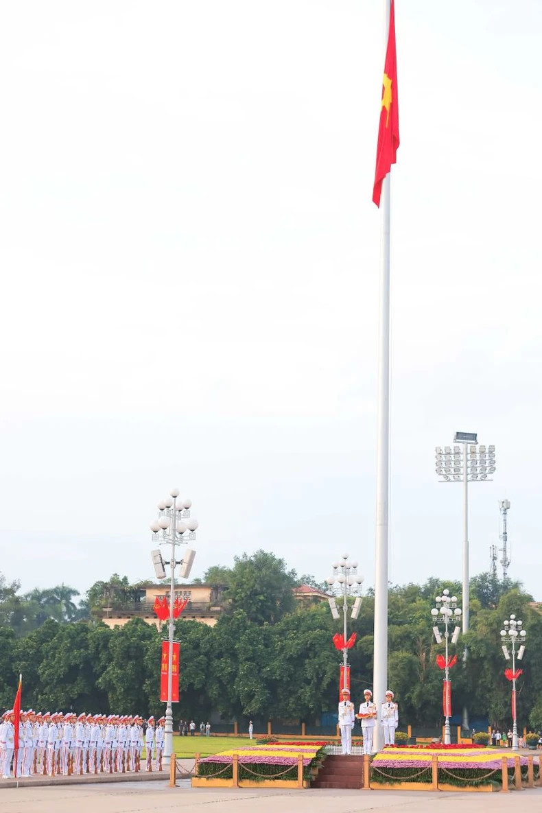 越南国旗升旗仪式在巴亭广场隆重举行。