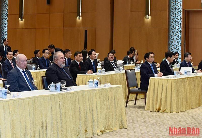 越南政府总理范明正与古巴总理曼努埃尔·马雷罗同各位代表。