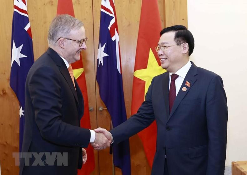 对澳大利亚进行正式访问期间,当地时间11月30日下午在首都堪培拉,越南国会主席王廷惠会见澳大利亚总理安东尼·阿尔巴尼斯。 对澳大利亚进行正式访问期间,当地时间11月30日下午在首都堪培拉,越南国会主席王廷惠会见澳大利亚总理安东尼·阿尔巴尼斯。