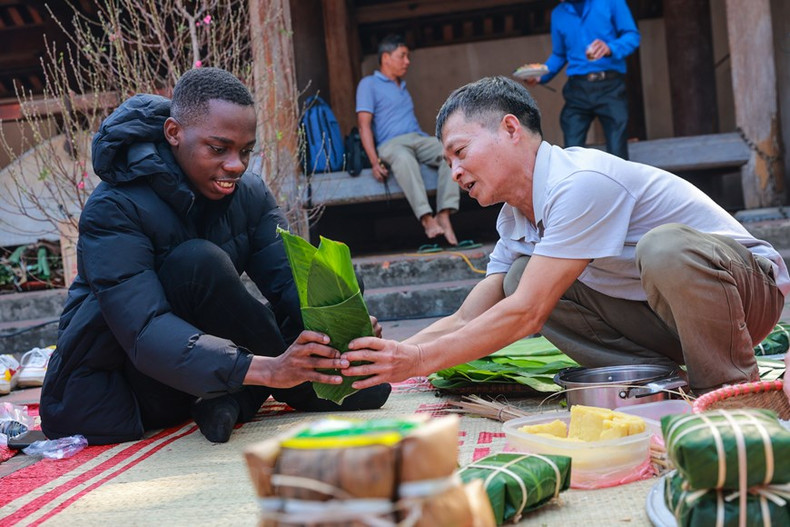 外国嘉宾体验包粽子活动。 外国嘉宾体验包粽子活动。