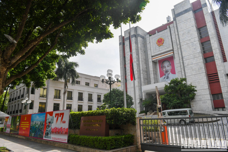 河内市人民议会和人民委员会总部下半旗志哀。 河内市人民议会和人民委员会总部下半旗志哀。