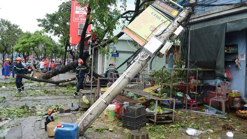 岘港市海州郡职能力量同当地居民配合克服第四号台风造成的后果。 岘港市海州郡职能力量同当地居民配合克服第四号台风造成的后果。