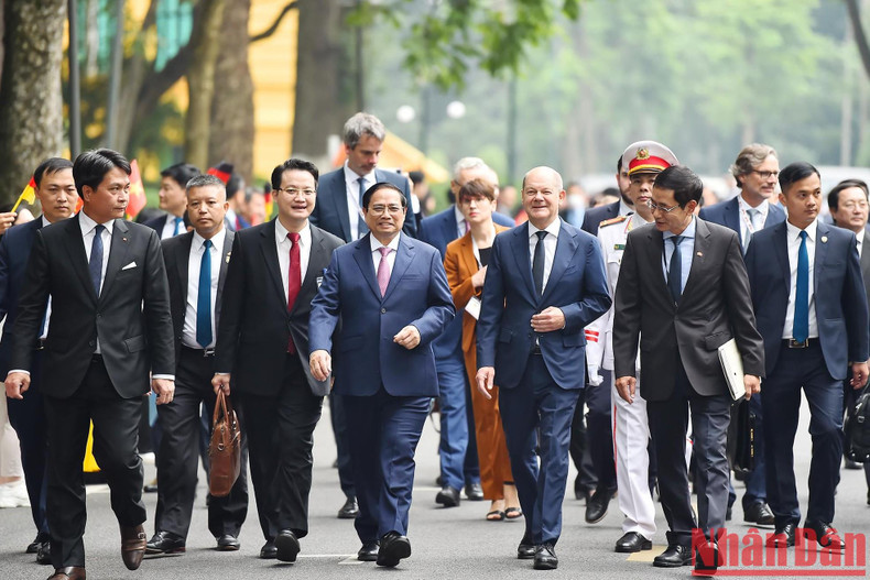 越南政府总理范明正与德国总理奥拉夫·朔尔茨在欢迎仪式上进行交谈。 越南政府总理范明正与德国总理奥拉夫·朔尔茨在欢迎仪式上进行交谈。