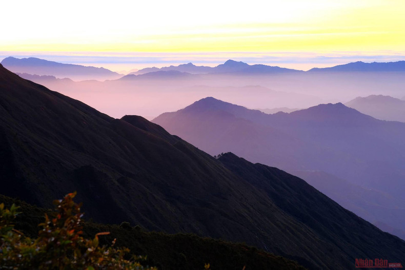 登山过程中，游客会看见绝美云海遍布山巅，充满诗情画意的美景。
