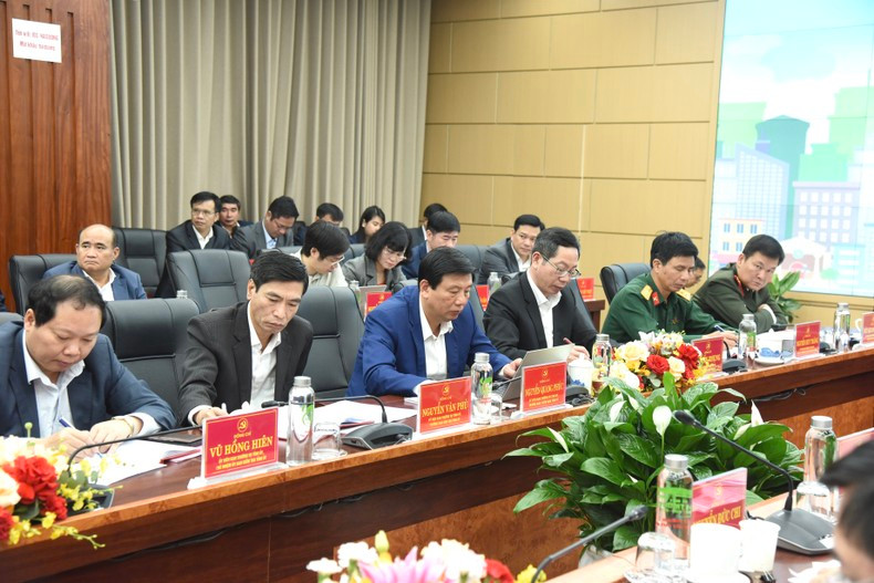 海阳省主要领导人出席会议。