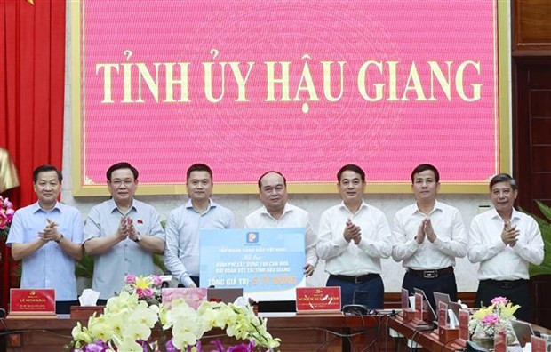 越南国会主席王廷惠见证越南国家石油集团向后江省赠送50亿越盾，为当地贫困者援建“大团结屋”。