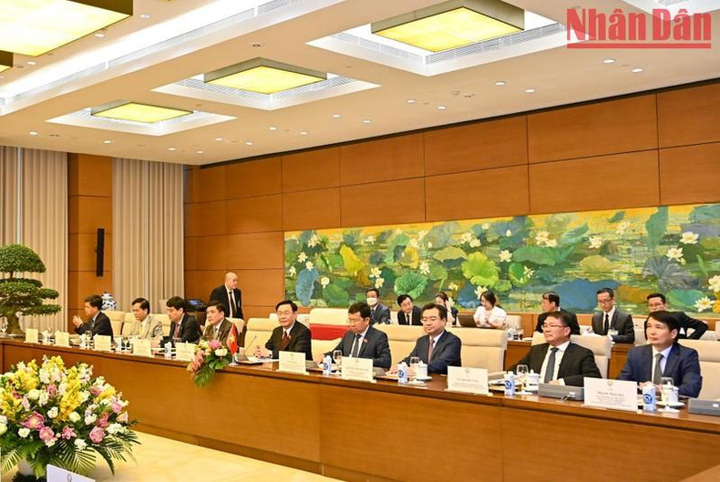 越南国会主席王廷惠与越南代表团成员。 越南国会主席王廷惠与越南代表团成员。