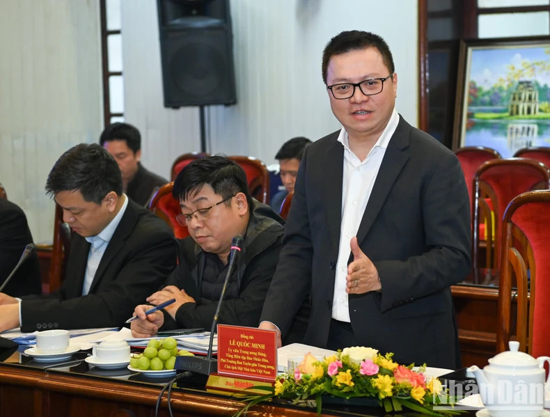 《人民报》社总编辑黎国明发表讲话。 《人民报》社总编辑黎国明发表讲话。