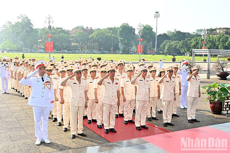 中央公安党委和公安部代表团入陵瞻仰胡志明主席遗容。 中央公安党委和公安部代表团入陵瞻仰胡志明主席遗容。