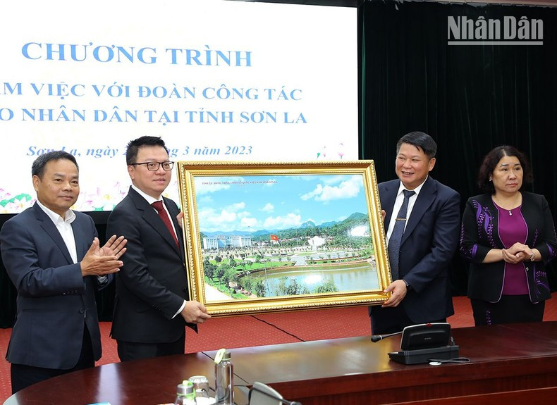 山罗省领导人向《人民报》社代表团赠送纪念品。 山罗省领导人向《人民报》社代表团赠送纪念品。