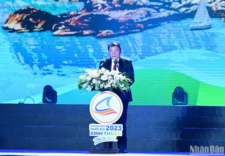 越南文化体育与旅游部部长、2023年国家旅游年指导委员会主任阮文雄在开幕式上发表讲话。 越南文化体育与旅游部部长、2023年国家旅游年指导委员会主任阮文雄在开幕式上发表讲话。