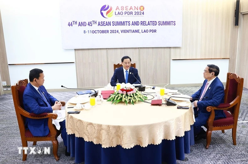 越南政府总理范明正与老挝总理宋赛·西潘敦和柬埔寨首相洪玛奈共进工作早餐。 越南政府总理范明正与老挝总理宋赛·西潘敦和柬埔寨首相洪玛奈共进工作早餐。