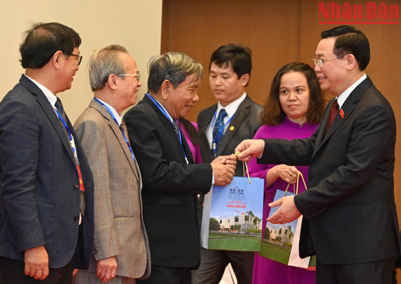 越南国会主席王廷惠向各位代表赠送纪念品。