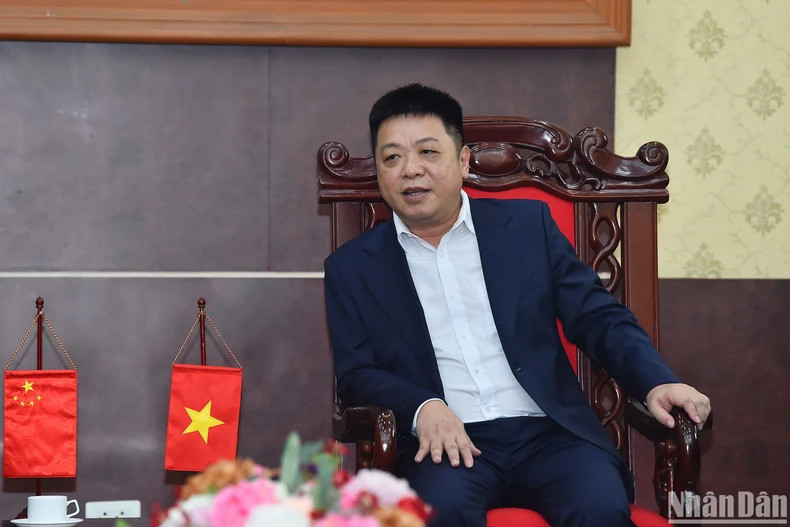 《人民报》社副总编辑桂廷原在会见中发表讲话。 《人民报》社副总编辑桂廷原在会见中发表讲话。