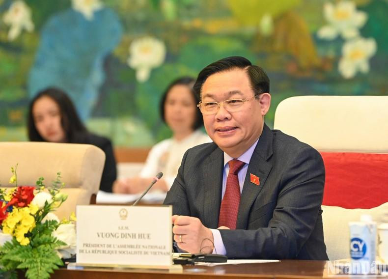 越南国会主席王廷惠在会谈中发表讲话。 越南国会主席王廷惠在会谈中发表讲话。