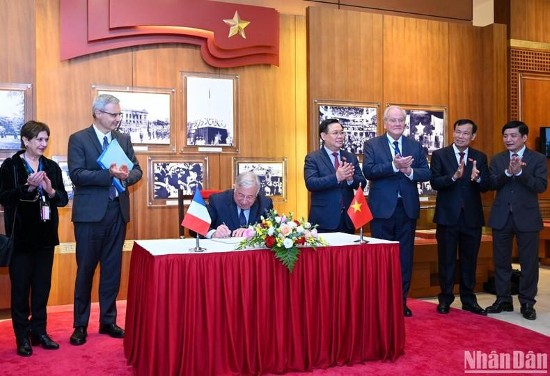 法国参议院议长热拉尔·拉尔歇在越南国会传统陈列室的纪念簿上留言。 法国参议院议长热拉尔·拉尔歇在越南国会传统陈列室的纪念簿上留言。