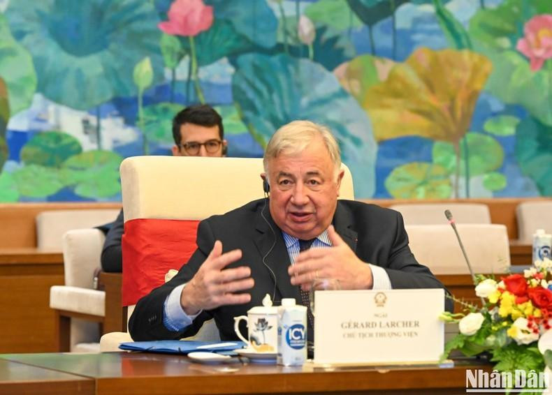 法国参议院议长热拉尔·拉尔歇在会谈中发表讲话。 法国参议院议长热拉尔·拉尔歇在会谈中发表讲话。