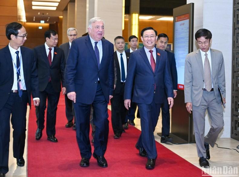 越南国会主席王廷惠与法国参议院议长热拉尔·拉尔歇在入会前进行交谈。 越南国会主席王廷惠与法国参议院议长热拉尔·拉尔歇在入会前进行交谈。