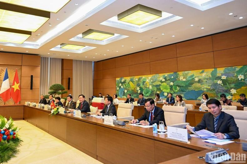 越南国会高级代表团出席会谈。 越南国会高级代表团出席会谈。