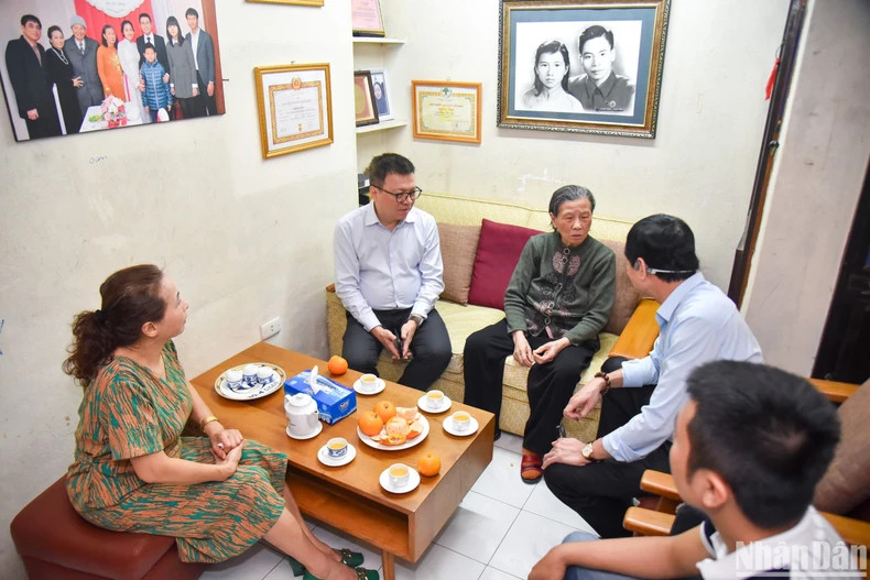 越南《人民报》社工作代表团与周维敬中将家属亲切交谈。 越南《人民报》社工作代表团与周维敬中将家属亲切交谈。
