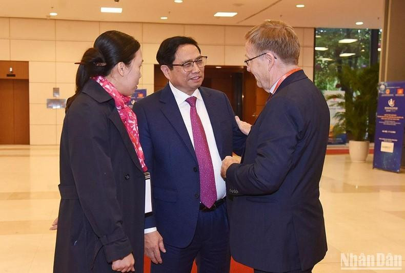 越南政府总理范明正同与会代表进行交谈。 越南政府总理范明正同与会代表进行交谈。