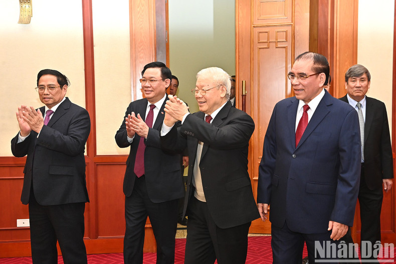 阮富仲总书记和党、国家其他领导人出席仪式。 阮富仲总书记和党、国家其他领导人出席仪式。