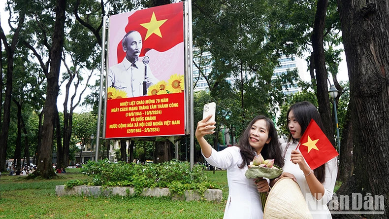 统一宫门前的4·30公园多处悬挂旗帜、海报，让年轻人“打卡”，留住独立日的难忘瞬间。