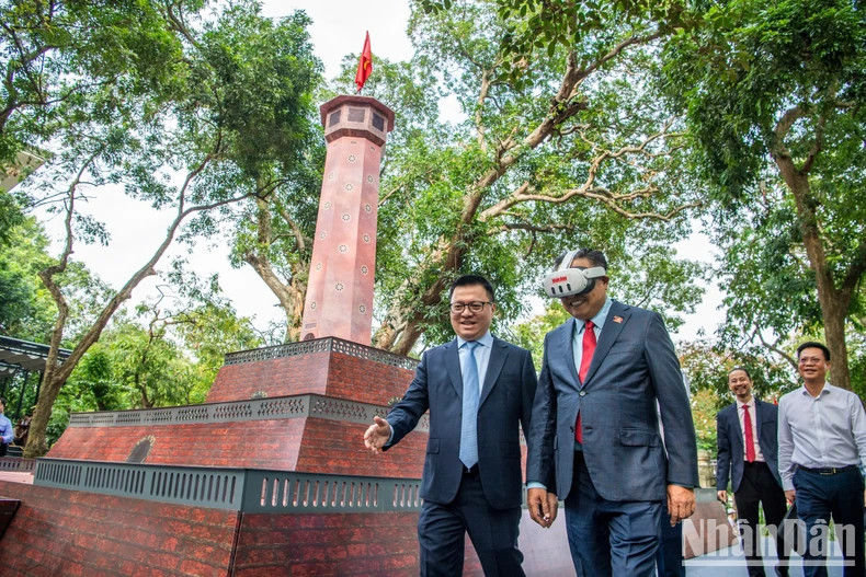 陈士青同志体验河内旗台互动展览。 陈士青同志体验河内旗台互动展览。