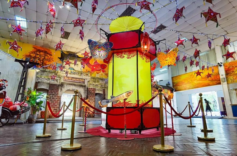 题为“明亮闪烁的中秋灯笼”的展区展示了各种各样的传统灯笼。 题为“明亮闪烁的中秋灯笼”的展区展示了各种各样的传统灯笼。
