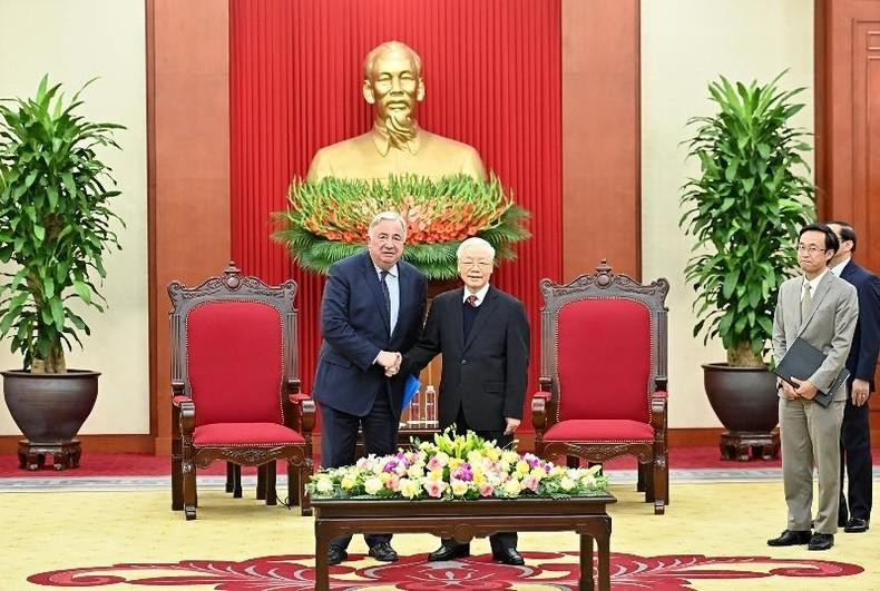 越共中央总书记阮富仲与法国参议院议长热拉尔·拉尔歇握手。 越共中央总书记阮富仲与法国参议院议长热拉尔·拉尔歇握手。