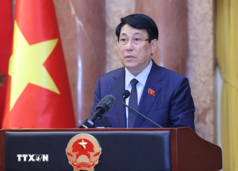 越南国家主席梁强发表讲话。