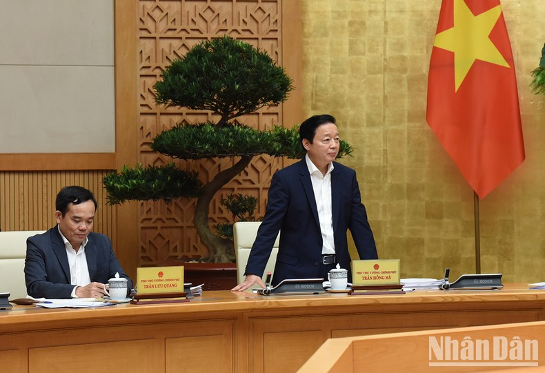 政府副总理陈红河在会上发表讲话。 政府副总理陈红河在会上发表讲话。