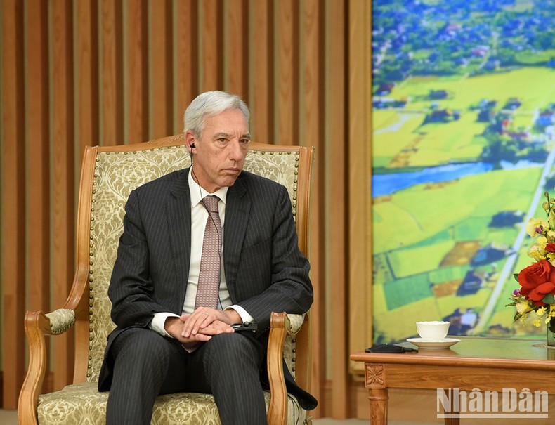 葡萄牙外长若昂·戈麦斯·克拉维尼奥在会见中发表讲话。