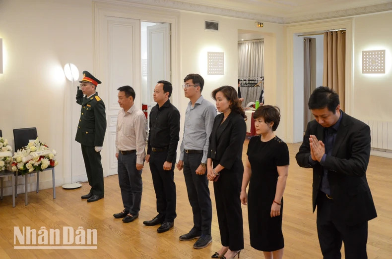 越南航空公司驻法国办事处代表吊唁阮富仲总书记。(明维 摄) 越南航空公司驻法国办事处代表吊唁阮富仲总书记。(明维 摄)
