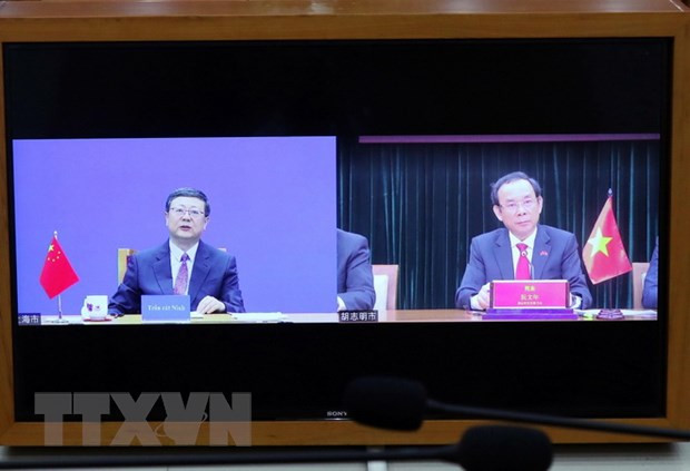 胡志明市市委书记阮文年(右)与中国共产党中央政治局委员、上海市市委书记陈吉宁(左)举行视频会议。
