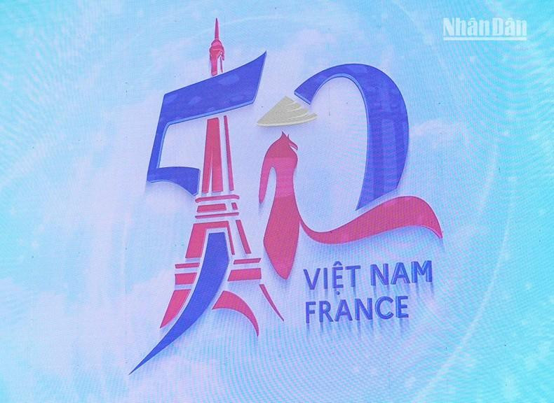 越法建交50周年的象征。 越法建交50周年的象征。