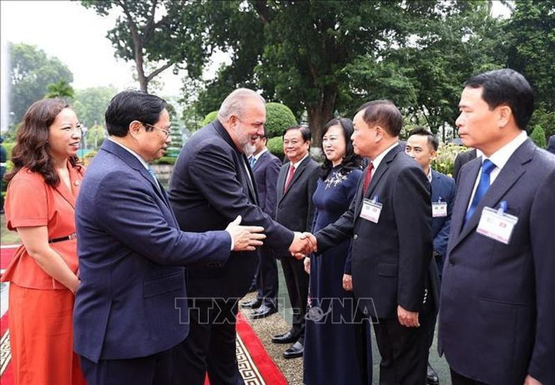 政府总理范明正向古巴总理曼努埃尔•马雷罗•克鲁斯介绍越南代表团成员。 政府总理范明正向古巴总理曼努埃尔•马雷罗•克鲁斯介绍越南代表团成员。