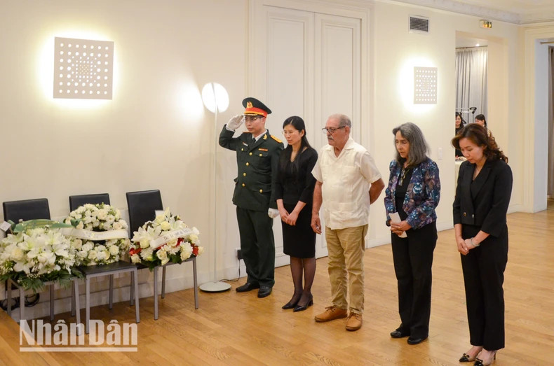 古巴驻联合国代表团团长Maria del Carmen Herrera Caseiro大使吊唁阮富仲总书记。(明维 摄) 古巴驻联合国代表团团长Maria del Carmen Herrera Caseiro大使吊唁阮富仲总书记。(明维 摄)