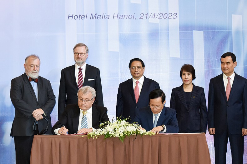 范明正总理与彼得•菲亚拉总理出席越南工商联合会与捷克工商会关于经验交流、配合支持两国企业的合作协议签字仪式。 范明正总理与彼得•菲亚拉总理出席越南工商联合会与捷克工商会关于经验交流、配合支持两国企业的合作协议签字仪式。