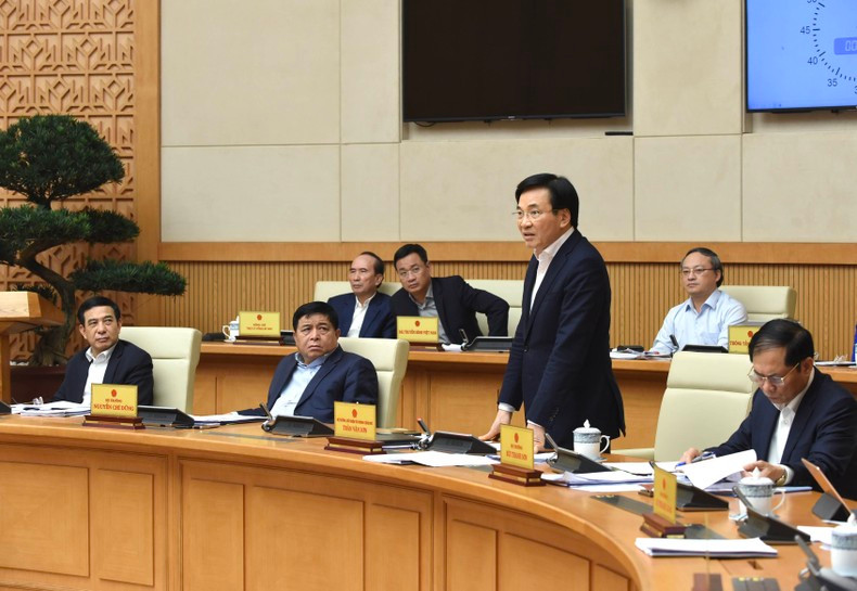 越南政府办公厅主任陈文山部长在会上发言。 越南政府办公厅主任陈文山部长在会上发言。