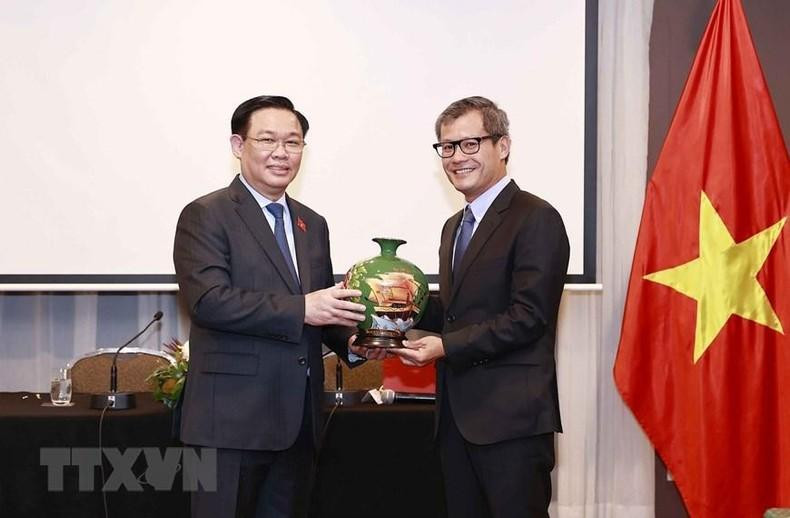越南国会主席王廷惠向各位代表赠送纪念品。 越南国会主席王廷惠向各位代表赠送纪念品。
