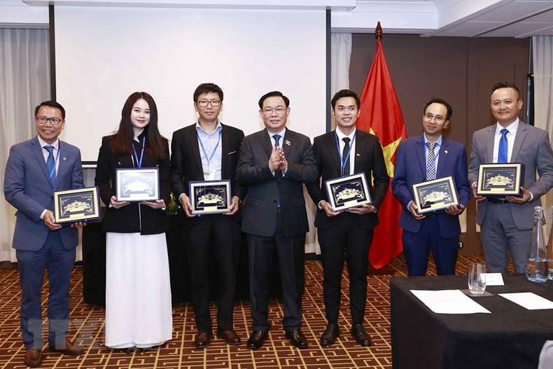 越南国会主席王廷惠向各位代表赠送纪念品。 越南国会主席王廷惠向各位代表赠送纪念品。