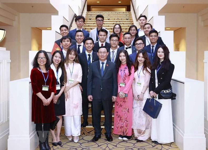 越南国会主席王廷惠与在澳大利亚的越南留学生合影。 越南国会主席王廷惠与在澳大利亚的越南留学生合影。