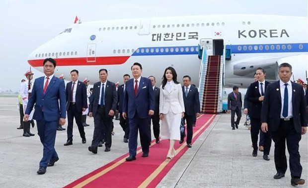 韩国总统尹锡悦一行抵达内排机场。 韩国总统尹锡悦一行抵达内排机场。