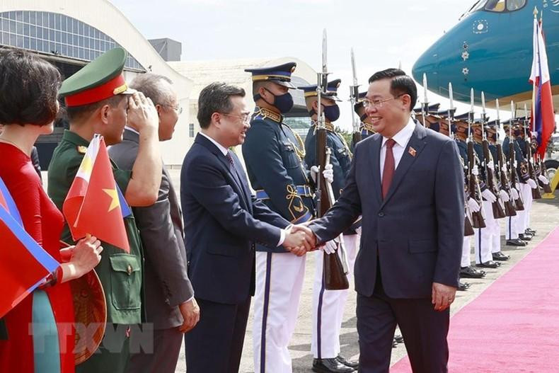 越南驻菲律宾大使馆干部人员和旅菲越南侨胞在菲律宾军事机场威拉木尔迎接越南国会主席王廷惠一行。 越南驻菲律宾大使馆干部人员和旅菲越南侨胞在菲律宾军事机场威拉木尔迎接越南国会主席王廷惠一行。