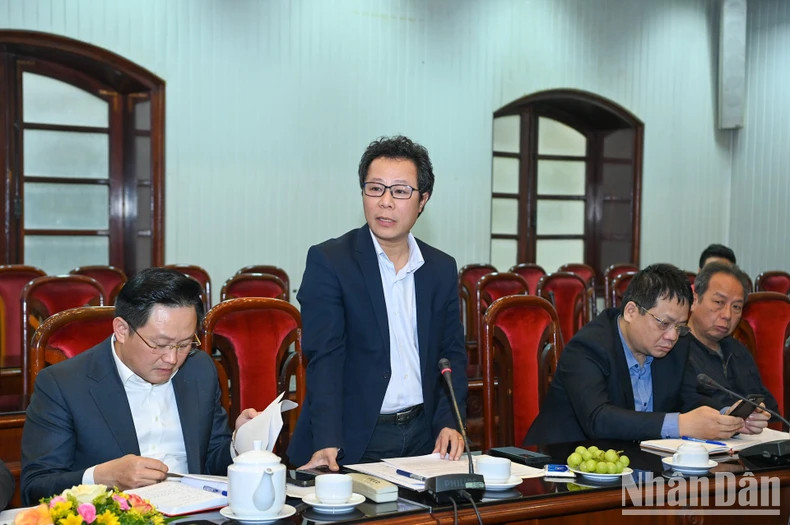 《人民周末报》部主任武梅黄发表讲话。 《人民周末报》部主任武梅黄发表讲话。