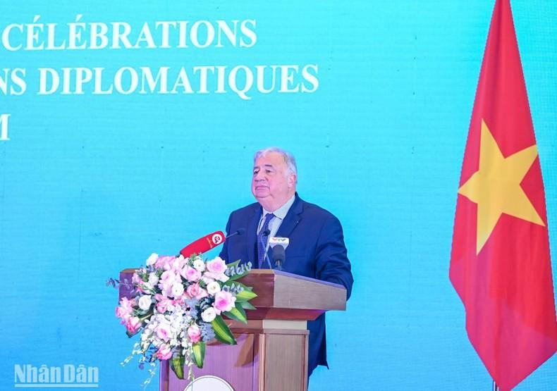 法国参议院议长热拉尔·拉尔歇在仪式上发表讲话。 法国参议院议长热拉尔·拉尔歇在仪式上发表讲话。